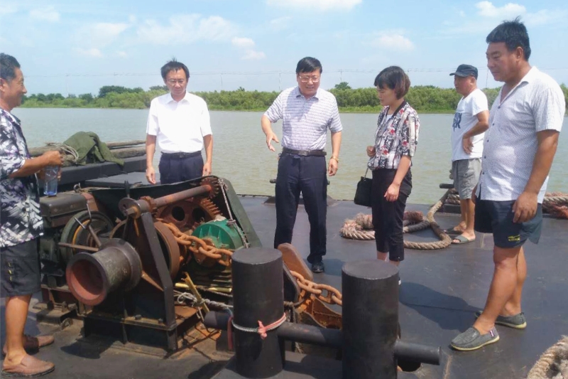 公司黨委委員、總經(jīng)理馬剛率隊深入船隊為船員“送清涼”